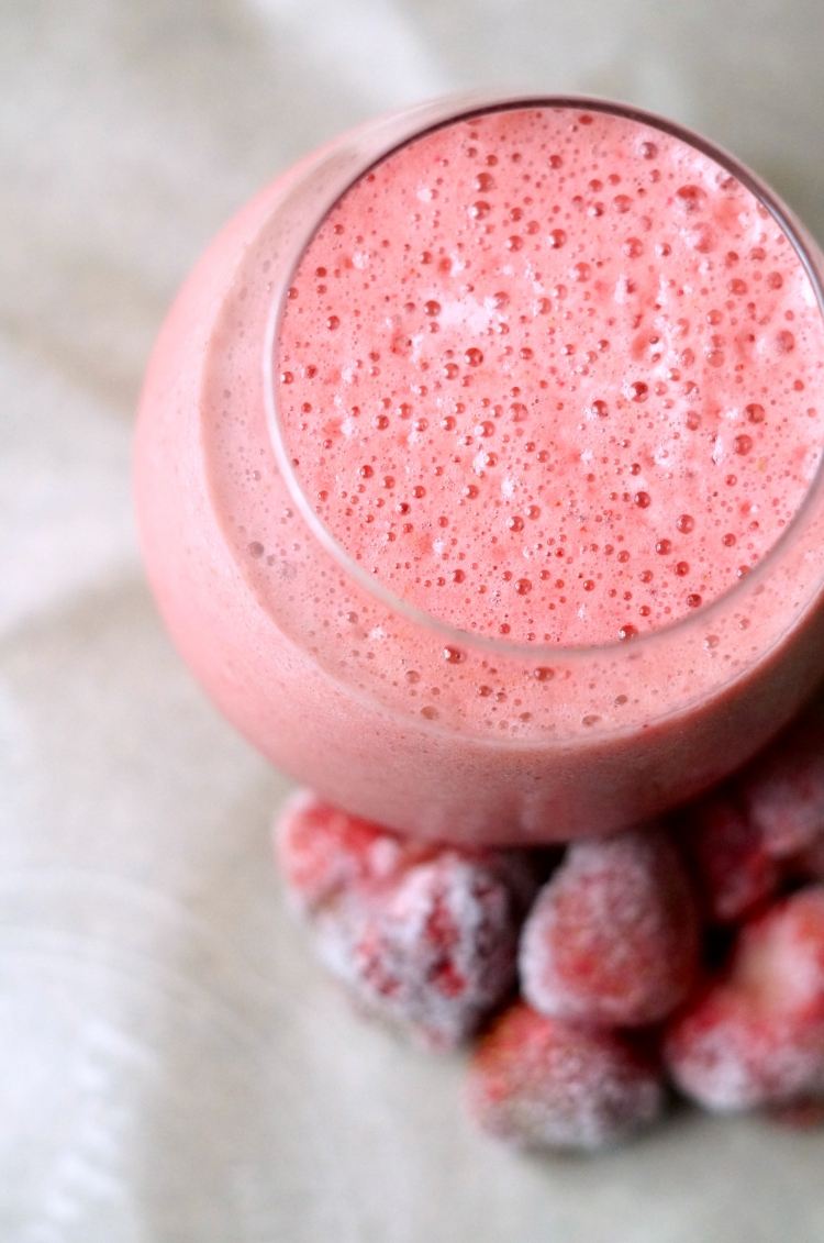 Vattenmelonrecept-jordgubbe-smoothie-kallt-glas-servering-utsökt-uppfriskande