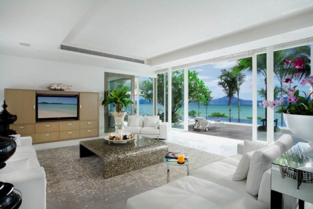 villa-vitt sittplatser vardagsrum-exotisk atmosfär-soffbord natursten look