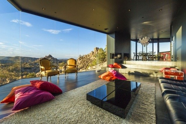 modernt vardagsrum panoramautsikt loft stil shaggy matta soffbord barock stolar