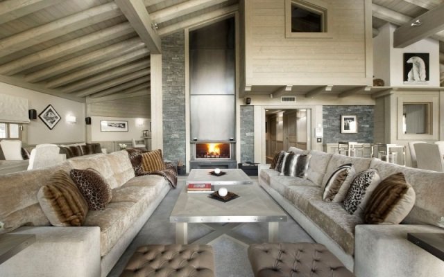 Chalet inredning sittgrupp, bekväma stoppade möbler, flätiga mjuka kuddar, design av natursten