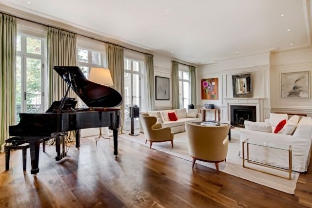 gardiner design vardagsrum piano svart oljat parkettgolv