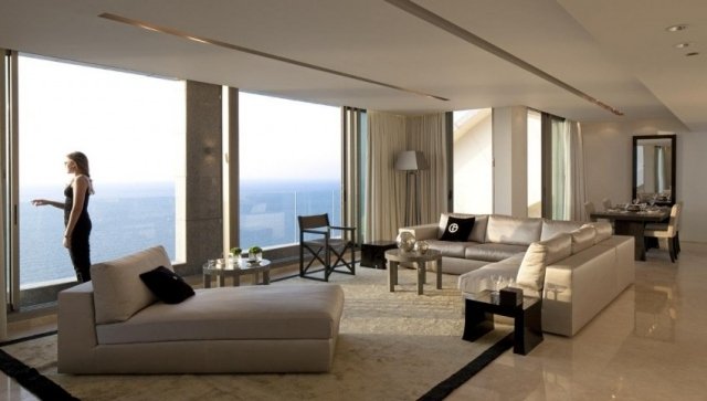 Penthouse lägenhet-vardagsrum design med färgade mattor