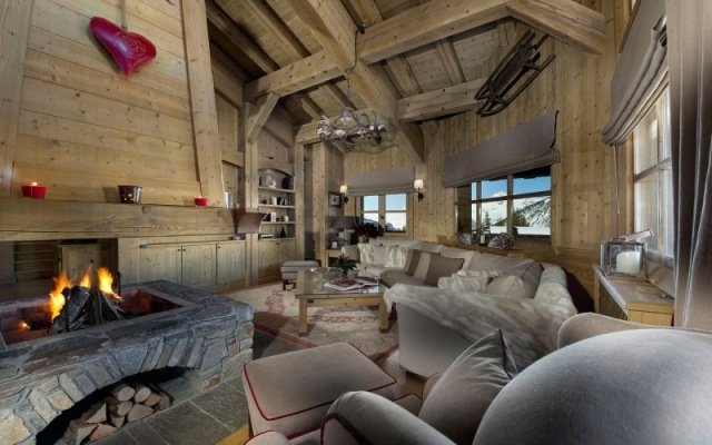 Rustik chalet-öppen spis sittplatser skapa bekväma vardagsrum
