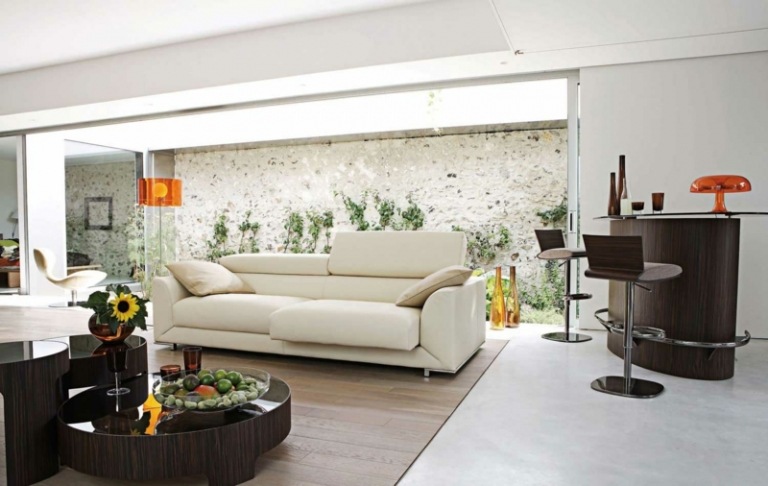 vardagsrumsmöbler vit soffa högblank brun soffbord bar elegant inredning