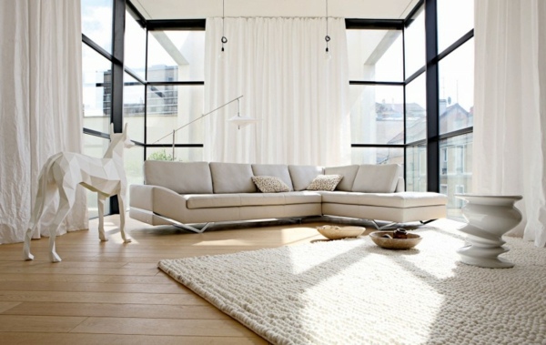 vit-soffa-minimalistisk-vardagsrum-design