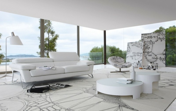 minimalistiskt vardagsrum vit soffa väggmålning