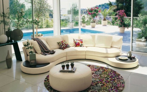 halvcirkelformad gräddfärgad soffa