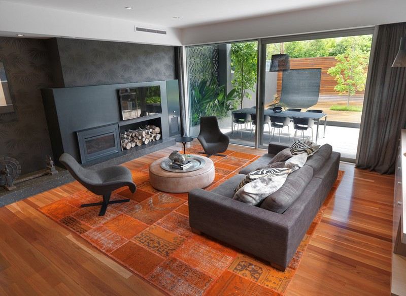Vardagsrum-vardags-idéer-design-svart-vägg-grå-stoppad soffa-Kilim-orange