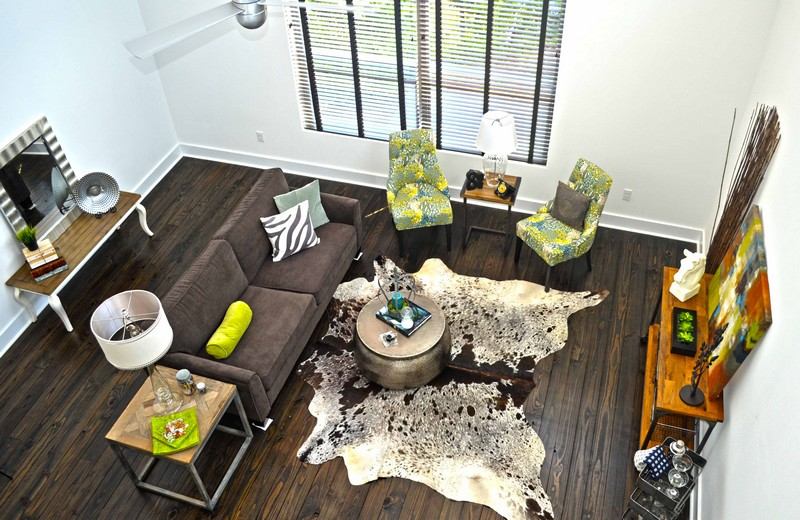 Vardagsrum-vardags-idéer-design-fuskpäls-matta-gröna-stolar