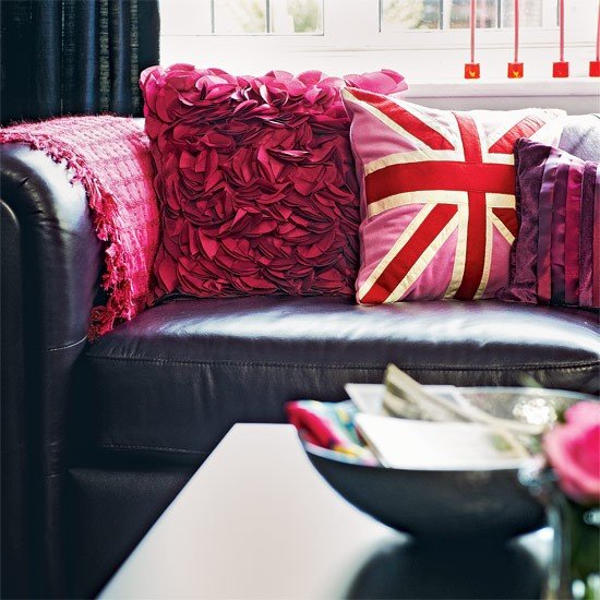 Inredningsidéer vardagsrum-svart rosa-samtida möbler