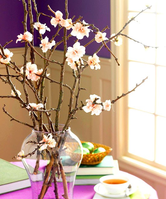 Körsbärsblommor kvistar bukett påskbord dekoration idéer för hantverk