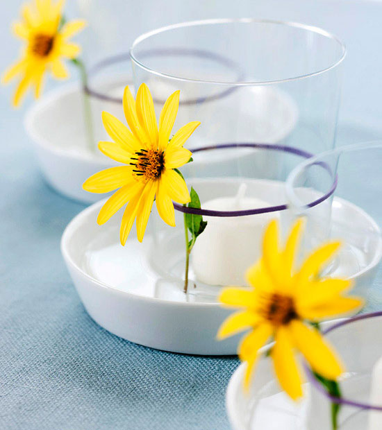 dekorera glasögon-glaskärl-arrangera gula blommor