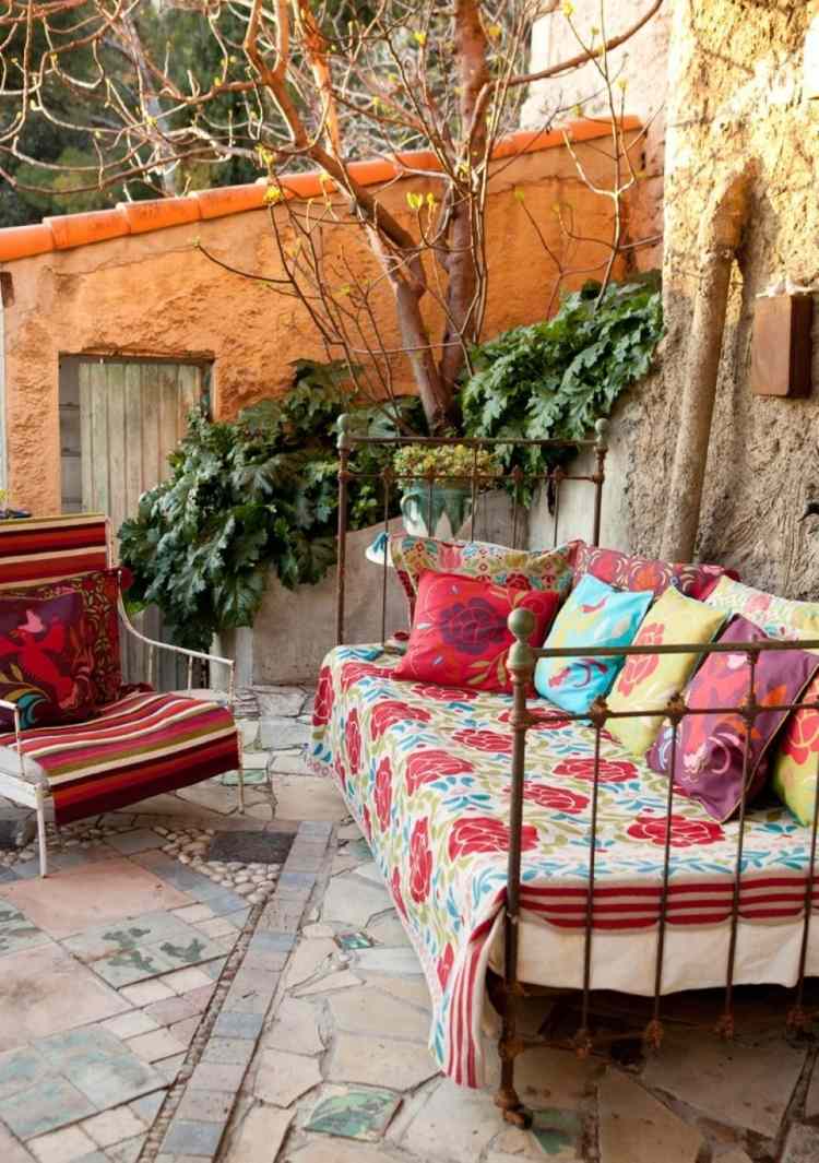 Terrass design-trädgård-tips-kuddar-medelhavsstil-vintage-järn-möbler