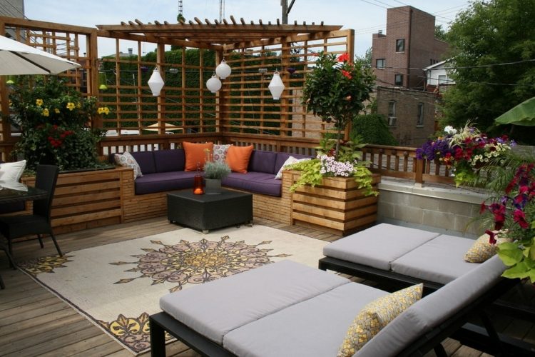 terrass design-trädgård-tips-räcke-trä-blommor-växter-dekorera-säng-mattor