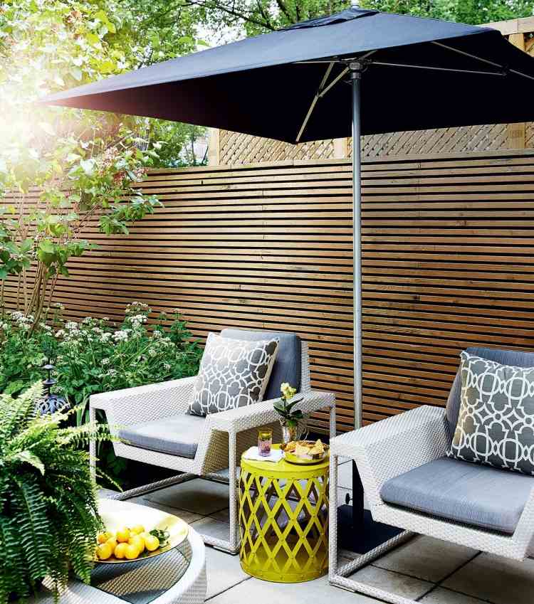 terrass design-trädgård-tips-sekretess-skärm-parasoll-ornament-kudde-sidobord
