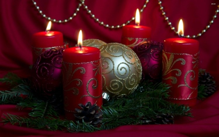 religiösa julmotiv adventskransprydnader guldljus bollar rött guld