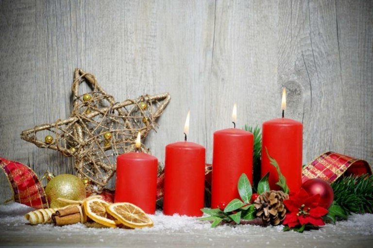 religiösa julmotiv traditionella ljus röd stjärna apelsiner kanel julstjärna