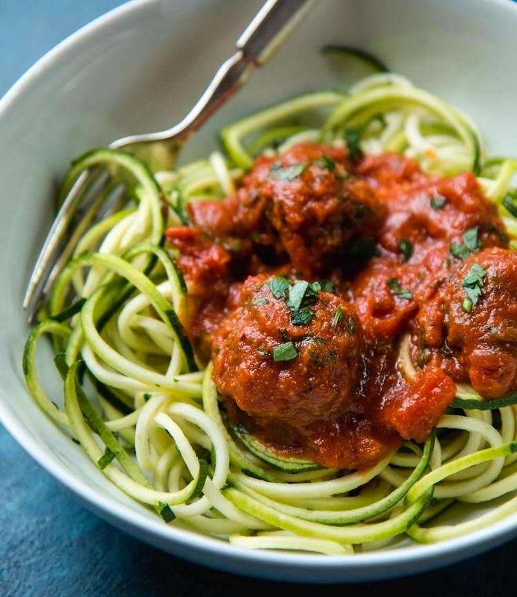 Zucchini spaghetti med köttbullar och tomatsås