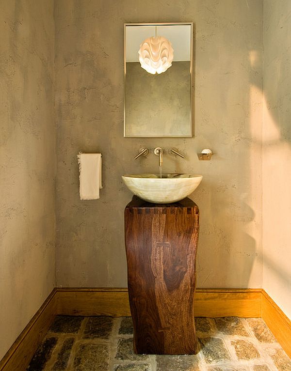 Badrum modernt handfat fristående trä mörk natursten väggbeklädnad keramiska plattor dekorativa accenter