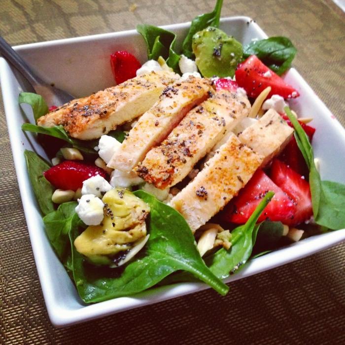 avokado recept-sallad-spenat-jordgubbe-ost-kyckling