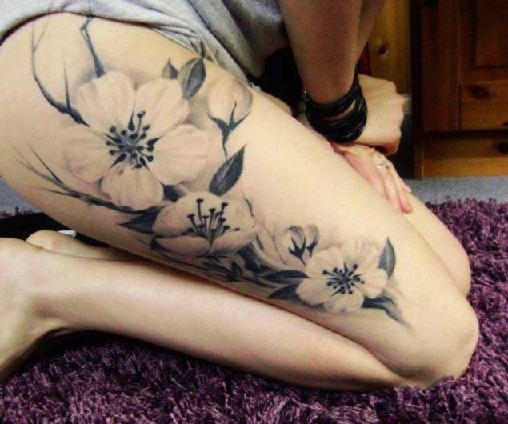 Άσπρο τατουάζ άνθη κερασιού στο μηρό