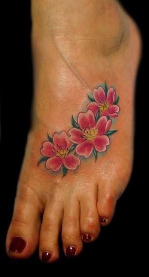Kirsikankukka tatuointi jalalla