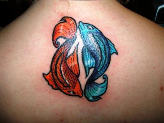 Kalatyylinen Koi Fishes Tattoo