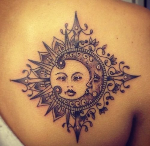 Kollaasi kuun auringon tatuoinnin kanssa