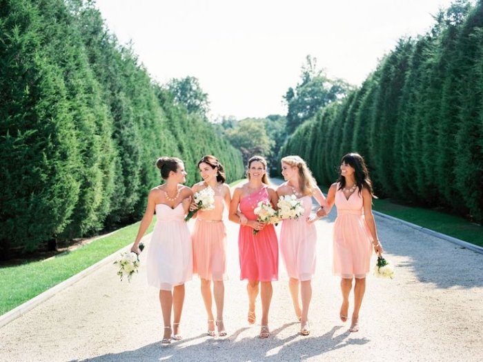 knälång-hembiträde-klänningar-pastell-toner-rosa-persika-en-axel