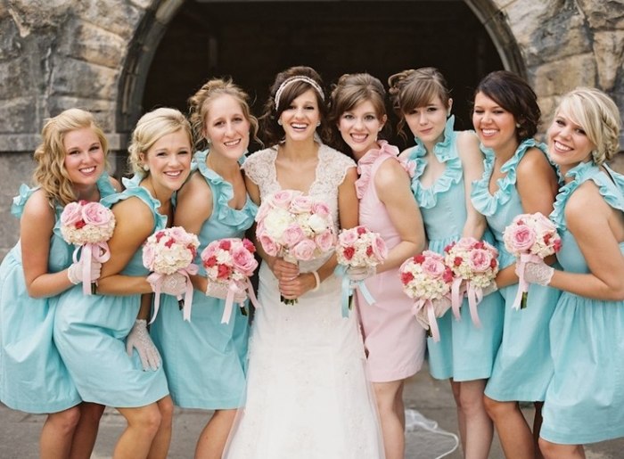 Maid of honor-klänningar-blå-med-krusiduller-remmar-bröllopsklänning-i-pastell-rosa