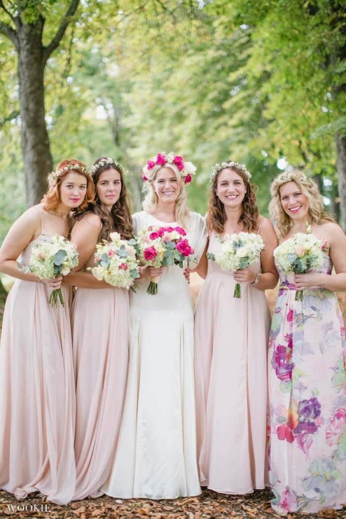 blommig-bröllop-kläder-accessoarer-hembiträde-klänningar-rosa