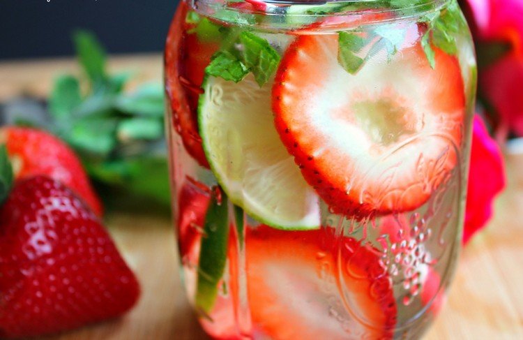 Detoxrecept-jordgubbar-lime-vatten