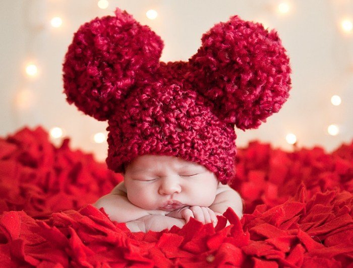 Gåvor-till-nyfödda-varma-bebiskläder-stickade-hatt-röda