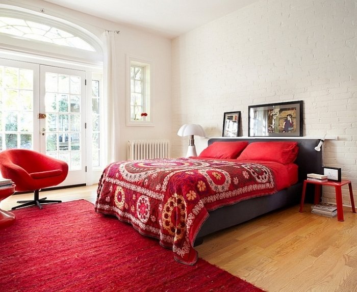 idéer-sovrum-design-vit-vägg-tegel-röd matta