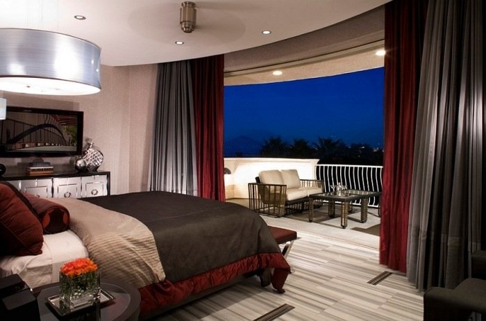 idéer-för-sovrum-design-röd-grå-metalliska-gardiner-golvlängd