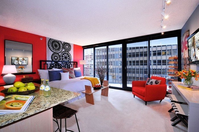 sovrum-vägg-design-i-rött-dekorationer-relax-fåtölj-stoppad