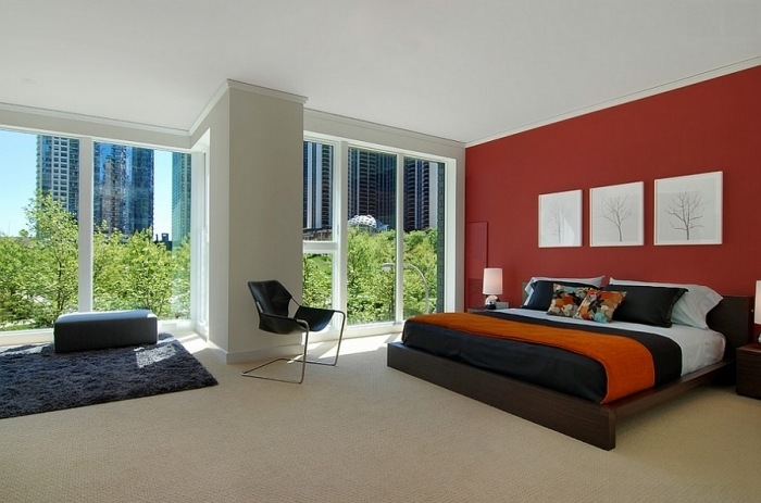 sovrum-i-röd-vägg-design-idéer-golv-till-tak-fönster-stadsutsikt