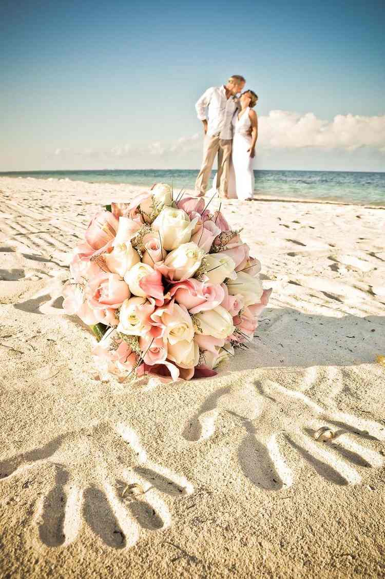 Strandbröllopsklänningar-strandbröllop-romantisk-sand-brudbukett