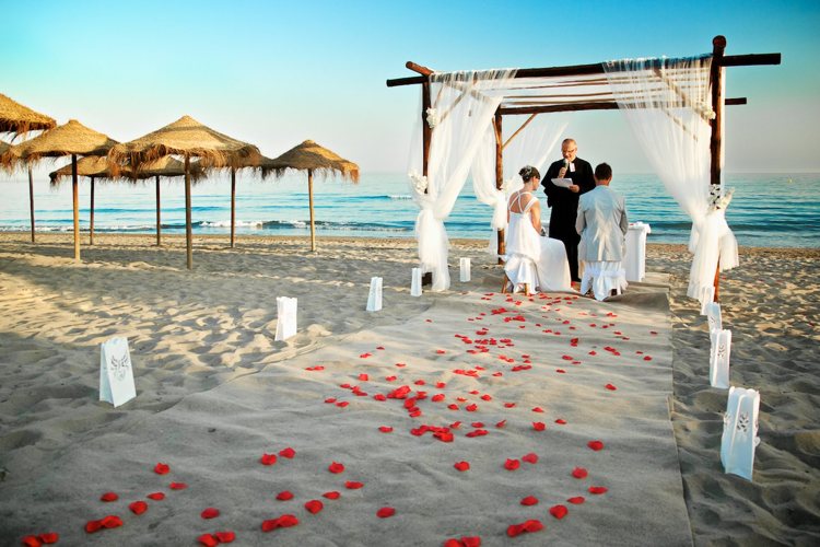Strandbröllopsklänningar-strandbröllop-romantisk-bröllopsceremoni