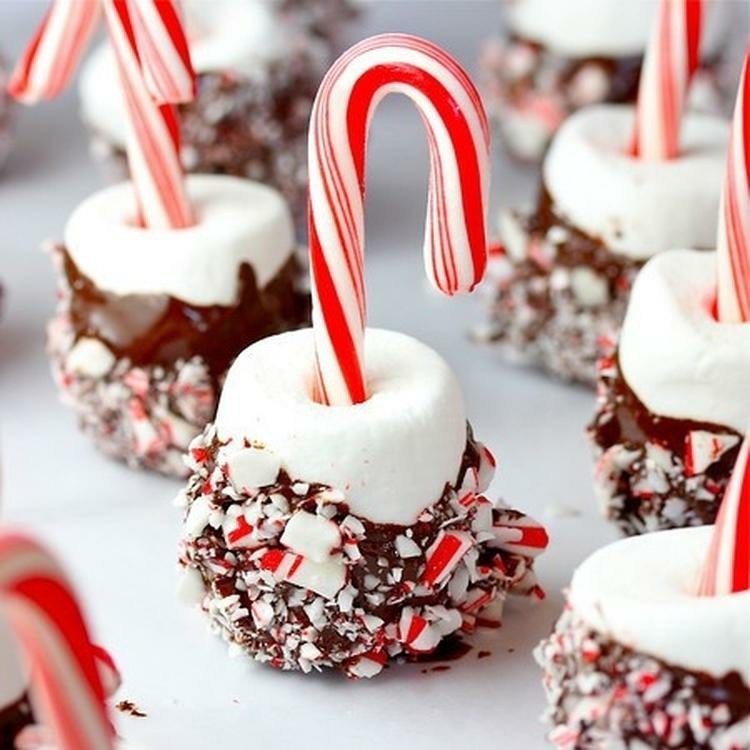 dessert-nyårsafton-marshmallow-choklad-glasyr-socker strössel-rött-vitt-godis-käppar-randig-godis