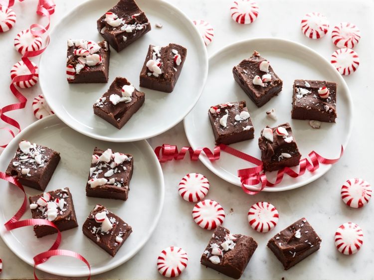 dessert-nyårsafton-fudge-choklad-pepparmynta-fingermat-liten tallrik-godis-smulad-skivor