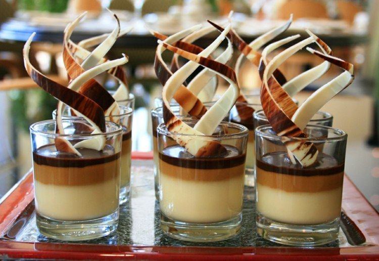 dessert-nyårsafton-glasskikt-kakao-kaffe-grädde-choklad-vit-garnera-serveringsbricka