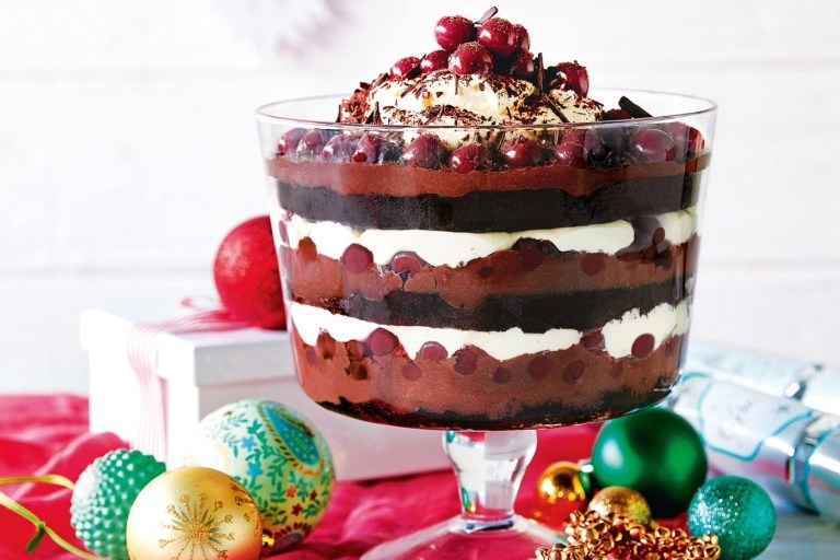 Förbered nyårsskikt i efterrätt i ett enkelt glasrecept med körsbär och choklad