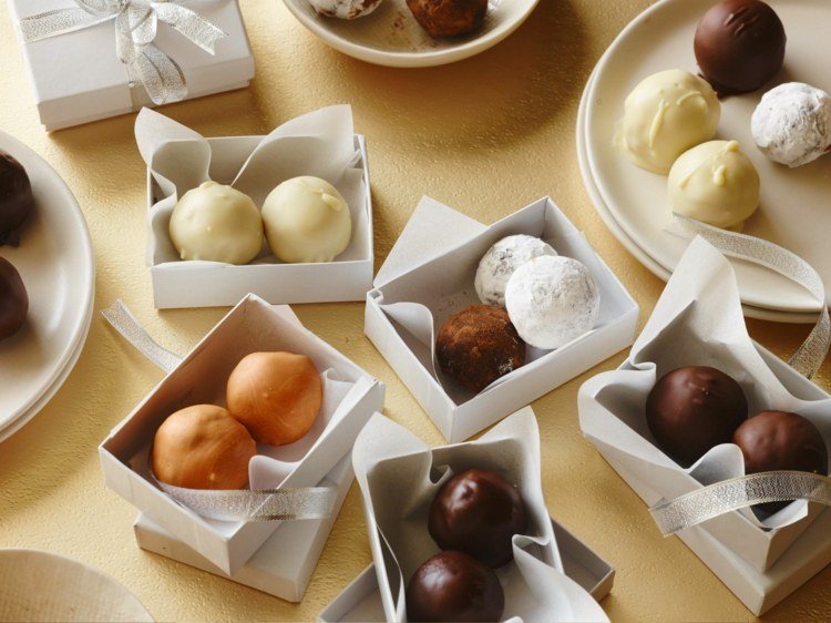 dessert-nyårsafton-choklad-tryffel-present-låda-förpackning-present-band-karamellglasyr-choklad-tallrik