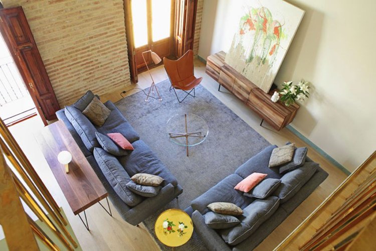 Levande idéer för vardagsrum-ovanför-industriell-stil-soffa-grå-klädsel