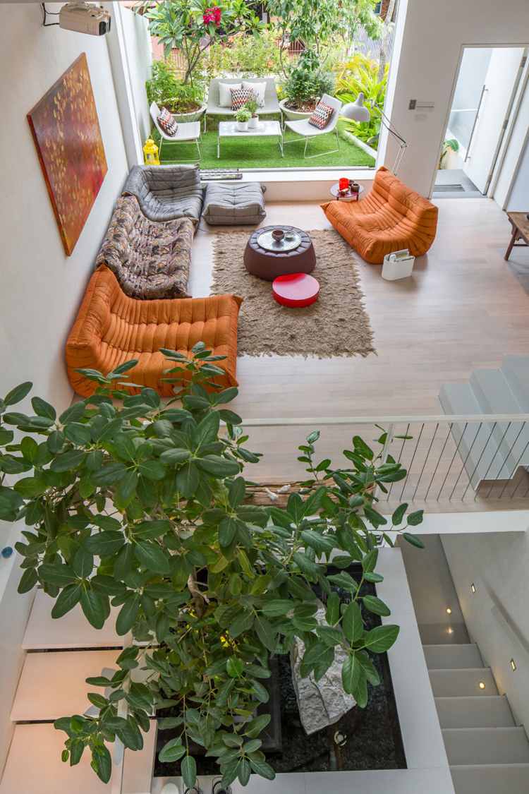 vardags-idéer-vardagsrum-på övervåningen-inre-trädgård-trappor-soffa-orange