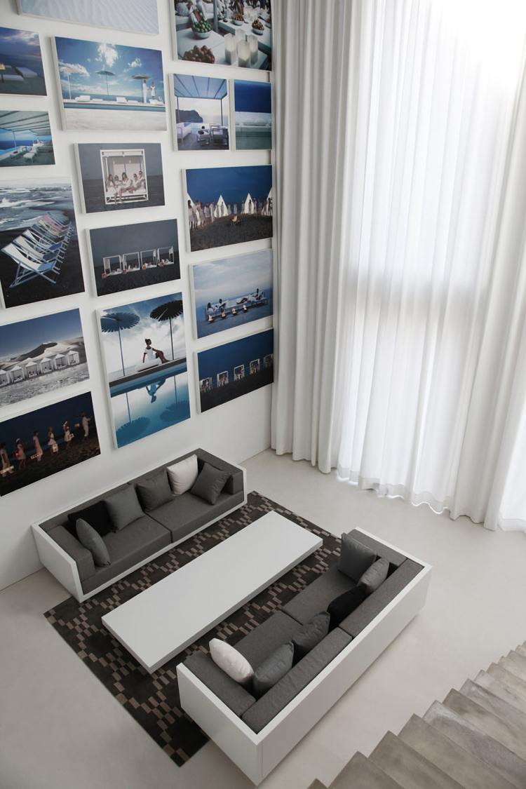 vardags-idéer-vardagsrum-på övervåningen-soffa-vit-grå-bild vägg-maritim
