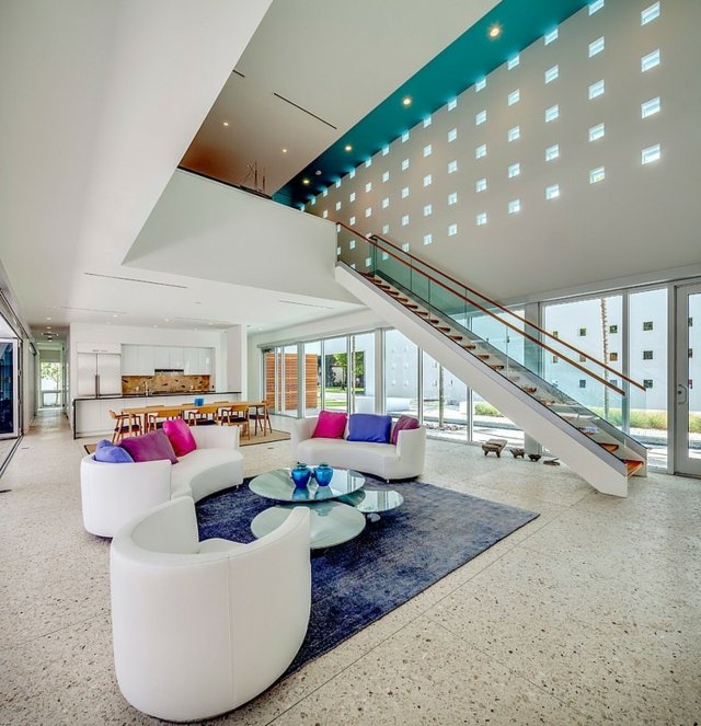 Mattrosa dekorativa kuddar betongpaneler rymligt vardagsrum