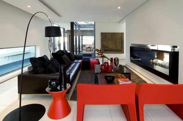dramatisk färgkombination röd svart soffa eldstad spis golvlampa