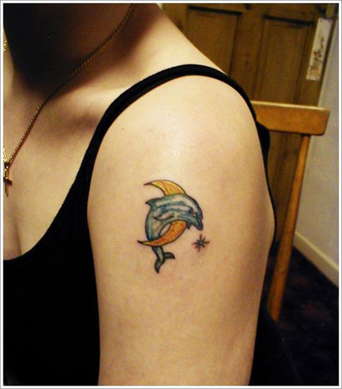 Kuun delfiinien tatuointisuunnittelu